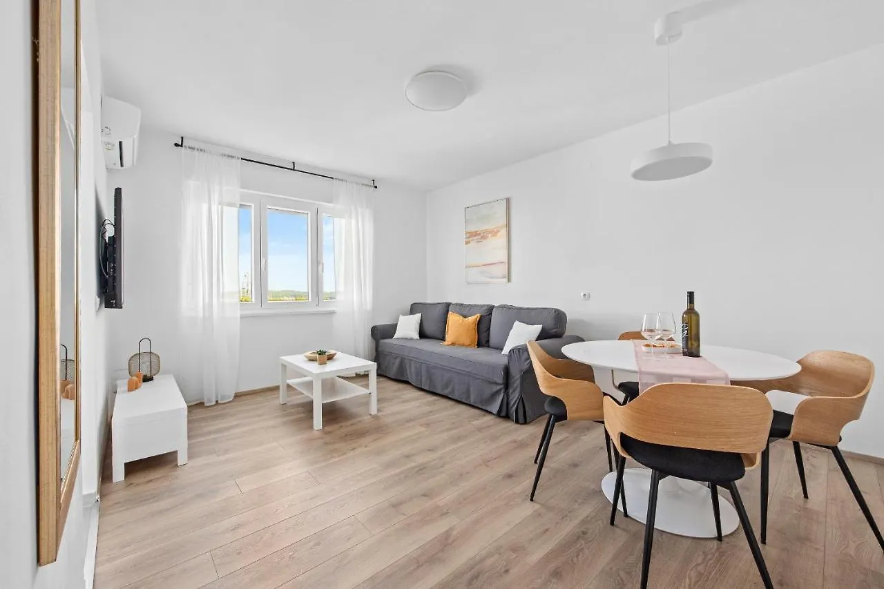 Apartment Jellyfish Pula 0*,
